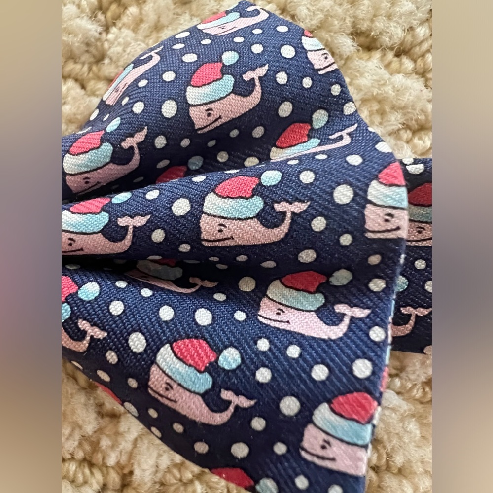 Vineyard Vines Toddler Bow tie, whales in Santa hats, like New! 🐳🎅🏻